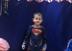 Chłopiec w przebraniu Supermana.